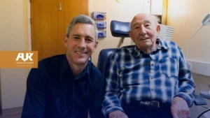 في عملية هي الأولى من نوعها في بريطانيا.. زرع قرنية صناعية ينقذ بصر رجل تسعينيّ