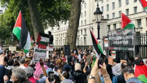 Protesters Declare We Don’t Trust Starmer; Ceasefire in Gaza is the Only Option (4)