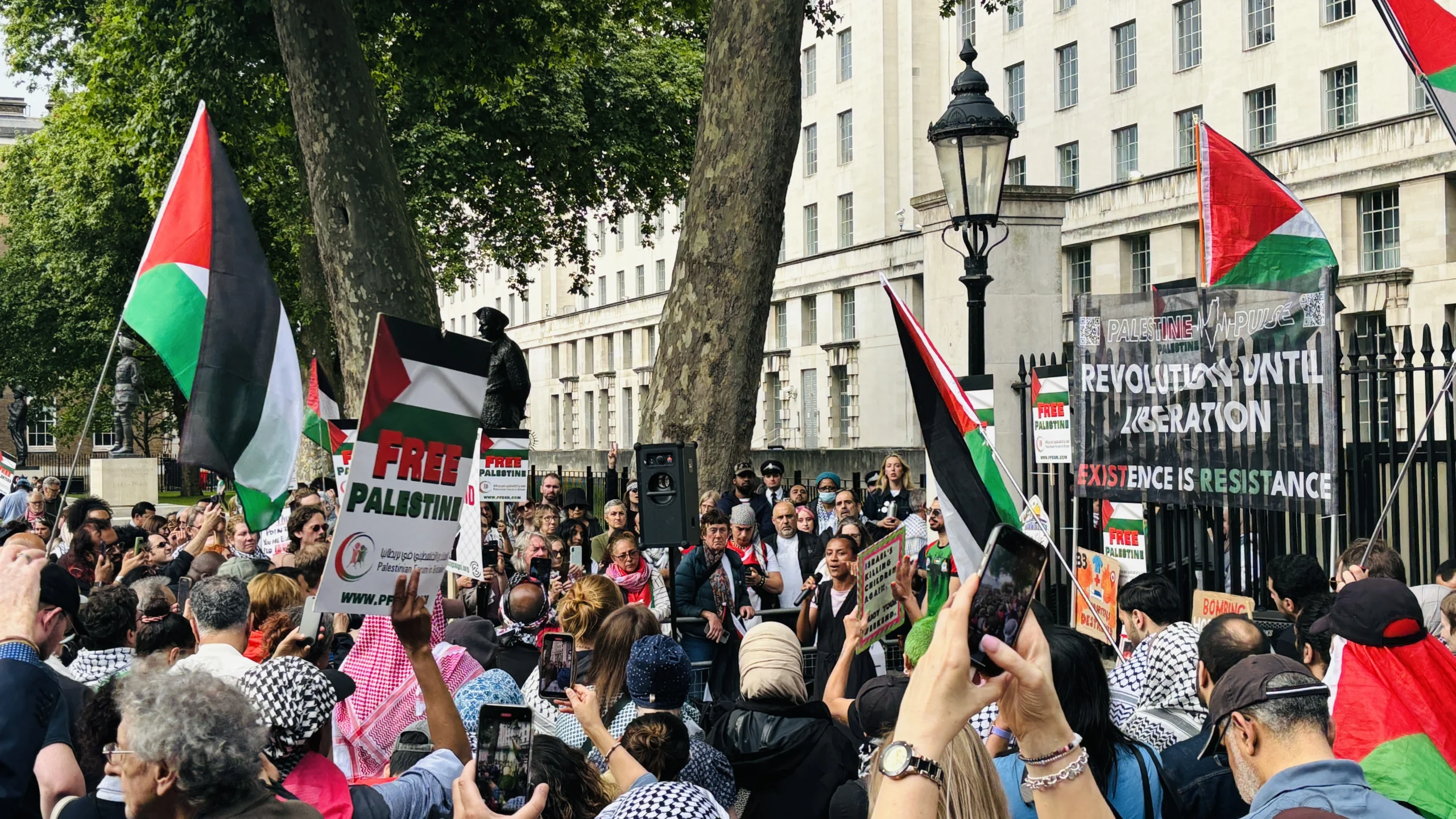 Protesters Declare We Don’t Trust Starmer; Ceasefire in Gaza is the Only Option (4)