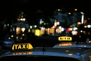 از تحايل بعض سائقي سيارات الأجرة في بريطانيا يضع الأطفال في خطر