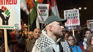 كاتب مسرحي بريطاني ينطلق في رحلة إلى فلسطين سيرًا على الأقدام