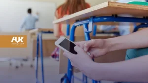 نقابة المعلمين تطالب بمنع الهواتف المحمولة داخل المدارس البريطانية وحذر كيبد من سهولة وصول الأطفال إلى "المحتوى الإباحي العنيف" عبر هواتفهم المحمولة، وما يترتب على ذلك من ضرر بالصحة النفسية، وتشويه لصورة العلاقة بين الجنسين. وفي هذا السياق، أشار كيبد إلى أن المدارس في إنجلترا كانت قد تلقت أوامر غير ملزمة من حكومة حزب المحافظين السابقة في شباط/فبراير من العام الماضي، بالحد من استخدام الهواتف المحمولة خلال اليوم الدراسي. تعزيز صلاحيات مديري المدارس وكشفت إحدى الدراسات التي شملت أكثر من 15,000 مدرسة أن 90% من المدارس الثانوية و99.8% من المدارس الابتدائية في إنجلترا قد تبنت سياسات تمنع استخدام الهواتف المحمولة داخل المدرسة. من جانبها، أكدت ديم راشيل دي سوزا، المفوضة العامة للأطفال في المملكة المتحدة، أن قرار حظر استخدام الهواتف المحمولة في المدارس يفترض أن يكون ضمن صلاحيات مديري المدارس. وأوضحت أن اتخاذ مثل هذا القرار يجب أن يكون بناءً على معرفة مديري المدارس بمتطلبات الفصول الدراسية، بدلاً من أن يُفرض من قبل الحكومة المركزية. وأضافت: "سيحصل أي مدير مدرسة على دعمي الكامل إذا قرر حظر استخدام الهواتف المحمولة، ولكن يجب أن يكون هذا القرار قائمًا على معرفته بمصلحة الأطفال في فصوله الدراسية وليس على توجيه حكومي". تأثير حظر استخدام الهواتف المحمولة في المدارس وأكد كيبد أن الحظر القانوني للهواتف المحمولة في المدارس سيسهل عمل المعلمين، وسيساهم في توفير بيئة تعليمية أفضل للأطفال. وقال: "أنا أؤيد تمامًا فرض حظر قانوني على الهواتف المحمولة في المدارس، فذلك سيسهم في تخفيف الضغط عن المعلمين وأولياء الأمور". ودعا كيبد الحكومة البريطانية إلى تبني موقف أكثر حسمًا في هذا الشأن، مشيرًا إلى أن المملكة المتحدة قد تستفيد من تجربة أستراليا التي أصبحت أول دولة تفرض حظرًا شاملًا على استخدام وسائل التواصل الاجتماعي من قبل الأطفال دون سن الـ16. من جهتها، دعت لورا تروت، وزيرة التعليم في حكومة الظل، إلى تعديل القوانين الحالية، معتبرة أن التوجيهات التي تمنح مديري المدارس حرية اتخاذ القرار حول حظر استخدام الهواتف في المدارس لم تكن فعالة. حوار وطني حول تأثير الهواتف المحمولة وأكد كيبد على أهمية إجراء حوار وطني حول استخدام الهواتف المحمولة وتأثير وسائل التواصل الاجتماعي على صحة الشباب، مشددًا على ضرورة الانتباه لتبعات استخدام هذه الوسائل وآثارها على العلاقات الاجتماعية والصحة النفسية للشباب. تشديد الرقابة على وسائل التواصل الاجتماعي كما أشار كيبد إلى أهمية تشديد قواعد الرقابة على المحتوى في وسائل التواصل الاجتماعي، مؤكدًا أن هذه الشركات يجب أن تتحمل المسؤولية عن "إشاعة" العنف ضد النساء عبر منصاتها. وأعلن نقابة المعلمين نيته تنظيم حملة تطالب الشركات الإلكترونية بمنع نشر المحتويات الضارة، بما في ذلك المواد التي تروج للعنف الجنسي أو تنشر أفكارًا معادية للنساء. هذا وأكد المتحدث باسم نقابة المعلمين أن تصريحات كيبد صدرت بصفته الشخصية، مشيرًا إلى أن النقابة لا تزال تناقش قضية حظر الهواتف المحمولة.
