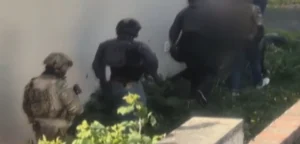 التفاصيل الكاملة.. اعتقال 8 أشخاص في عمليتين منفصلتين لمكافحة الإرهاب في بريطانيا
