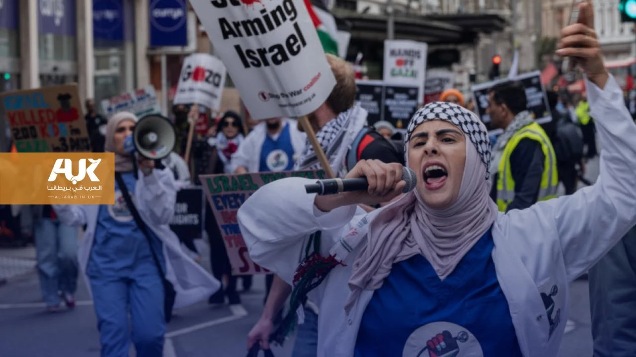 القطاع الصحي NHS يمنع موظفيه من ارتداء الزي الرسمي في المسيرات المؤيدة لفلسطين