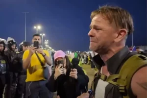ويلزي يبكي على حدود غزة .. موقف إنساني يشعل منصات التواصل