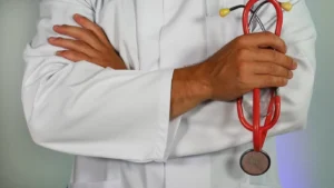 نقابة الأطباء تنفي مزاعم انضمام أقل من ثلث الأطباء المقيمين إلى الإضراب