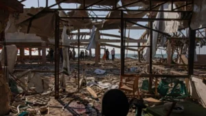 مجزرة على شاطئ غزة: غارة إسرائيلية تودي بحياة 30 فلسطينيًا داخل مقهى