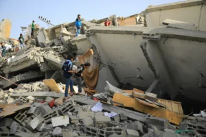 في غزة، يتعلم الأطفال الأبجدية عبر الحزن والجوع 
