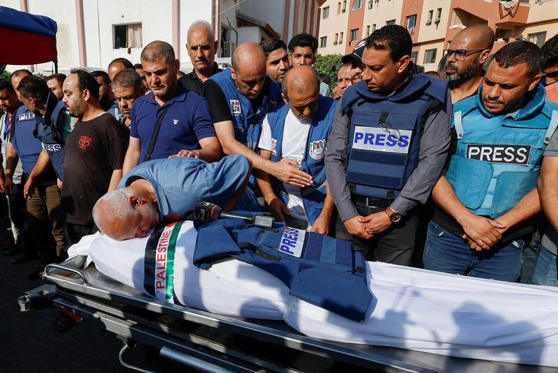 اتهامات لبي بي سي بتبرير استهداف أنس الشريف وباقي الصحفيين في غزة