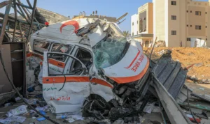 تعيش غزة واحدة من أحلك لحظاتها في التاريخ الحديث، إذ يتعرض سكانها لسياسة ممنهجة من التجويع والقتل البطيء في ظل حصار إسرائيلي مطبق منذ ما يقارب العامين. ما يجري ليس حربًا بالمعنى التقليدي، بل هو عدوان إسرائيلي شامل يستهدف المدنيين عبر القصف، والحصار، ومنع الغذاء والدواء، في محاولة لكسر إرادة شعب بأكمله. خبراء طبيون وإنسانيون حذروا من عواقب كارثية إذا استمر هذا الوضع، مؤكدين أن القطاع يعيش اليوم أوضاعًا أقرب للمجاعة بفعل القيود الإسرائيلية على المساعدات الإنسانية، فيما يتصاعد عدد الشهداء يومًا بعد يوم. تحذيرات أممية: سيناريو التجويع قائم بالفعل التصنيف المتكامل لمراحل الأمن الغذائي (IPC) أصدر تحذيرًا غير مسبوق الأسبوع الماضي، معلنًا أن "السيناريو الأسوأ للتجويع يجري حاليًا في قطاع غزة". وقال التقرير: "الأدلة المتزايدة تظهر أن سوء التغذية والجوع القاتل ينتشران بسرعة، وأن استمرار الوضع يعني موتًا جماعيًا في معظم أنحاء القطاع". وفي السياق ذاته، أكدت منظمة الصحة العالمية (WHO) أن سوء التغذية في غزة بلغ مستويات "مقلقة وخطيرة" نتيجة سياسات الاحتلال الإسرائيلي التي تمنع وصول الغذاء والدواء بشكل ممنهج. أطفال غزة يستشهدون أمام العالم كشفت الأمم المتحدة الشهر الماضي أن واحدًا من كل خمسة أطفال في غزة يعاني من سوء التغذية الحاد، فيما تتفاقم الحالات يوميًا. وقال المفوض العام للأونروا فيليب لازاريني في تصريح صادم: "الناس في غزة ليسوا أحياء ولا أموات، إنهم جثث تمشي على الأرض". هذه جريمة إبادة جماعية ترتكب أمام أعين العالم، حيث يُستهدف الأطفال بالتجويع المتعمد ضمن سياسة عقاب جماعي محرمة دوليًا. ما الذي يفعله التجويع بأجساد الأطفال؟ سوء التغذية يفتك بأجساد الأطفال قبل الكبار. فمع انعدام الطعام، يستنزف الجسم مخزون الطاقة خلال ساعات، لتبدأ بعدها مرحلة انهيار الأعضاء الحيوية. يقول الدكتور جيمس سميث، المحاضر في جامعة كوليدج لندن: "مع نفاد الطاقة، تبدأ العضلات في الذبول، وتتوقف الأعضاء الأساسية عن العمل، ويصبح الجسم عاجزًا عن الحركة والتفكير وحتى مقاومة الأمراض". هذا التدهور السريع يجعل الأطفال الفريسة الأولى، إذ يستهلك دماغهم وقلبهم طاقة كبيرة للنمو، مما يسرّع عملية الموت جوعًا. منع الغذاء جريمة حرب يؤكد خبراء الصحة أن علاج سوء التغذية يحتاج إلى رعاية دقيقة ومكملات خاصة، وليس مجرد توفير وجبات عادية. لكن العدوان الإسرائيلي المستمر يمنع دخول هذه الإمدادات عمدًا، في خرق صارخ لكل القوانين الدولية والاتفاقيات الإنسانية. نداءات عاجلة في وجه الصمت الدولي تحذيرات المنظمات الدولية تتصاعد من خطر موت جماعي إذا لم يُفتح الطريق أمام المساعدات فورًا. لكن الاحتلال الإسرائيلي يواصل تضييق الخناق ويمنع تدفق الإغاثة بشكل ممنهج. وبحسب وزارة الصحة في غزة، استشهد حتى الآن 93 طفلًا بسبب سوء التغذية منذ بدء العدوان، في إحصائية تُعد الدليل الأوضح على حجم الجريمة. إسرائيل تنكر والمجتمع الدولي يتواطأ رغم هذه الكارثة، يصرّ رئيس الوزراء الإسرائيلي بنيامين نتنياهو على إنكار الحقيقة، مدعيًا أن "لا أحد يتضور جوعًا في غزة"، وأن المساعدات كافية. لكن على الأرض، الصور والفيديوهات القادمة من غزة تكشف أطفالًا بعيون غائرة وأجساد نحيلة، في مشهد يختصر المأساة الإنسانية الأعمق في القرن الحالي. حتى الولايات المتحدة، الحليف الأبرز لإسرائيل، بدأت بالاعتراف بالواقع. فقد قال الرئيس الأمريكي دونالد ترامب الأسبوع الماضي: "هناك مجاعة حقيقية في غزة، ويجب على إسرائيل السماح بدخول كل ذرة من الطعام". وترى منصة العرب في بريطانيا (AUK) أن ما يجري في غزة ليس نزاعًا مسلحًا، بل جريمة إبادة جماعية ترتكب بدم بارد عبر الحصار والتجويع، وهي جريمة تضع المجتمع الدولي أمام اختبار أخلاقي خطير. وتؤكد المنصة أن استمرار الصمت العالمي يعد تواطؤًا مخزيًا، وأن رفع الحصار فورًا وإدخال المساعدات دون قيود ليس خيارًا بل واجب إنساني عاجل. وتدعو المنصة كل القوى الدولية إلى التحرك الفوري لوقف العدوان، ومحاسبة الاحتلال على جرائمه، وتؤكد أن التاريخ لن يرحم الصامتين أمام موت الأطفال جوعًا.