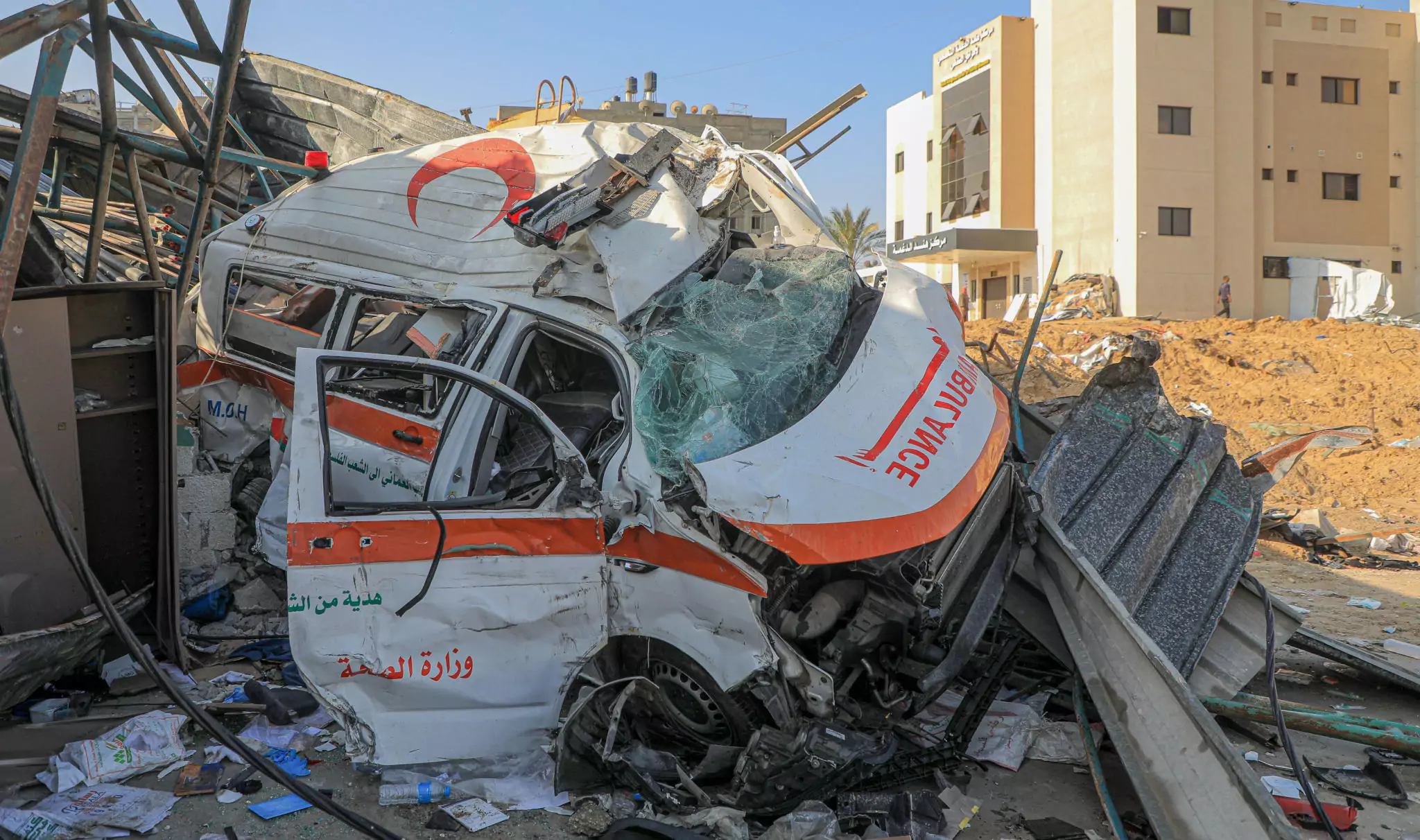 تعيش غزة واحدة من أحلك لحظاتها في التاريخ الحديث، إذ يتعرض سكانها لسياسة ممنهجة من التجويع والقتل البطيء في ظل حصار إسرائيلي مطبق منذ ما يقارب العامين. ما يجري ليس حربًا بالمعنى التقليدي، بل هو عدوان إسرائيلي شامل يستهدف المدنيين عبر القصف، والحصار، ومنع الغذاء والدواء، في محاولة لكسر إرادة شعب بأكمله. خبراء طبيون وإنسانيون حذروا من عواقب كارثية إذا استمر هذا الوضع، مؤكدين أن القطاع يعيش اليوم أوضاعًا أقرب للمجاعة بفعل القيود الإسرائيلية على المساعدات الإنسانية، فيما يتصاعد عدد الشهداء يومًا بعد يوم. تحذيرات أممية: سيناريو التجويع قائم بالفعل التصنيف المتكامل لمراحل الأمن الغذائي (IPC) أصدر تحذيرًا غير مسبوق الأسبوع الماضي، معلنًا أن "السيناريو الأسوأ للتجويع يجري حاليًا في قطاع غزة". وقال التقرير: "الأدلة المتزايدة تظهر أن سوء التغذية والجوع القاتل ينتشران بسرعة، وأن استمرار الوضع يعني موتًا جماعيًا في معظم أنحاء القطاع". وفي السياق ذاته، أكدت منظمة الصحة العالمية (WHO) أن سوء التغذية في غزة بلغ مستويات "مقلقة وخطيرة" نتيجة سياسات الاحتلال الإسرائيلي التي تمنع وصول الغذاء والدواء بشكل ممنهج. أطفال غزة يستشهدون أمام العالم كشفت الأمم المتحدة الشهر الماضي أن واحدًا من كل خمسة أطفال في غزة يعاني من سوء التغذية الحاد، فيما تتفاقم الحالات يوميًا. وقال المفوض العام للأونروا فيليب لازاريني في تصريح صادم: "الناس في غزة ليسوا أحياء ولا أموات، إنهم جثث تمشي على الأرض". هذه جريمة إبادة جماعية ترتكب أمام أعين العالم، حيث يُستهدف الأطفال بالتجويع المتعمد ضمن سياسة عقاب جماعي محرمة دوليًا. ما الذي يفعله التجويع بأجساد الأطفال؟ سوء التغذية يفتك بأجساد الأطفال قبل الكبار. فمع انعدام الطعام، يستنزف الجسم مخزون الطاقة خلال ساعات، لتبدأ بعدها مرحلة انهيار الأعضاء الحيوية. يقول الدكتور جيمس سميث، المحاضر في جامعة كوليدج لندن: "مع نفاد الطاقة، تبدأ العضلات في الذبول، وتتوقف الأعضاء الأساسية عن العمل، ويصبح الجسم عاجزًا عن الحركة والتفكير وحتى مقاومة الأمراض". هذا التدهور السريع يجعل الأطفال الفريسة الأولى، إذ يستهلك دماغهم وقلبهم طاقة كبيرة للنمو، مما يسرّع عملية الموت جوعًا. منع الغذاء جريمة حرب يؤكد خبراء الصحة أن علاج سوء التغذية يحتاج إلى رعاية دقيقة ومكملات خاصة، وليس مجرد توفير وجبات عادية. لكن العدوان الإسرائيلي المستمر يمنع دخول هذه الإمدادات عمدًا، في خرق صارخ لكل القوانين الدولية والاتفاقيات الإنسانية. نداءات عاجلة في وجه الصمت الدولي تحذيرات المنظمات الدولية تتصاعد من خطر موت جماعي إذا لم يُفتح الطريق أمام المساعدات فورًا. لكن الاحتلال الإسرائيلي يواصل تضييق الخناق ويمنع تدفق الإغاثة بشكل ممنهج. وبحسب وزارة الصحة في غزة، استشهد حتى الآن 93 طفلًا بسبب سوء التغذية منذ بدء العدوان، في إحصائية تُعد الدليل الأوضح على حجم الجريمة. إسرائيل تنكر والمجتمع الدولي يتواطأ رغم هذه الكارثة، يصرّ رئيس الوزراء الإسرائيلي بنيامين نتنياهو على إنكار الحقيقة، مدعيًا أن "لا أحد يتضور جوعًا في غزة"، وأن المساعدات كافية. لكن على الأرض، الصور والفيديوهات القادمة من غزة تكشف أطفالًا بعيون غائرة وأجساد نحيلة، في مشهد يختصر المأساة الإنسانية الأعمق في القرن الحالي. حتى الولايات المتحدة، الحليف الأبرز لإسرائيل، بدأت بالاعتراف بالواقع. فقد قال الرئيس الأمريكي دونالد ترامب الأسبوع الماضي: "هناك مجاعة حقيقية في غزة، ويجب على إسرائيل السماح بدخول كل ذرة من الطعام". وترى منصة العرب في بريطانيا (AUK) أن ما يجري في غزة ليس نزاعًا مسلحًا، بل جريمة إبادة جماعية ترتكب بدم بارد عبر الحصار والتجويع، وهي جريمة تضع المجتمع الدولي أمام اختبار أخلاقي خطير. وتؤكد المنصة أن استمرار الصمت العالمي يعد تواطؤًا مخزيًا، وأن رفع الحصار فورًا وإدخال المساعدات دون قيود ليس خيارًا بل واجب إنساني عاجل. وتدعو المنصة كل القوى الدولية إلى التحرك الفوري لوقف العدوان، ومحاسبة الاحتلال على جرائمه، وتؤكد أن التاريخ لن يرحم الصامتين أمام موت الأطفال جوعًا.