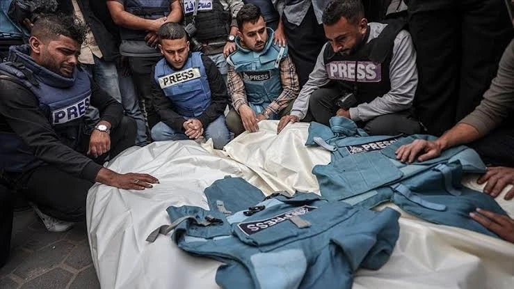 وقفة تأبينية أمام داونينغ ستريت تكريمًا لأكثر من 200 صحفي استُشهدوا في غزة