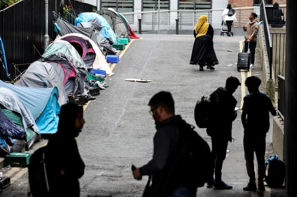 كيف تستغل الجماعات اليمينية أزمة البطالة والسكن للتحريض ضد المهاجرين؟