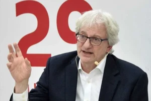 ديفيد هيرست يطرح أسئلة محرجة على ستارمر بعد مقتل صحفيي "ميدل إيست آي" في غزة