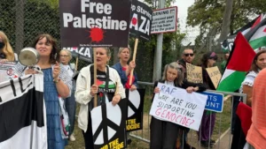 هكذا يتحدى الشباب المؤيد لفلسطين الرقابة الرقمية بالعودة إلى النشاط الميداني