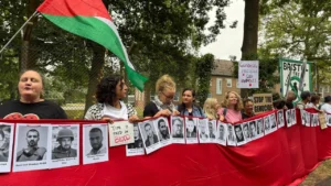 مظاهرة مؤيدة لفلسطين تحاصر قاعدة سلاح الجو الملكي البريطاني بهتافات “عار عليكم” (9)