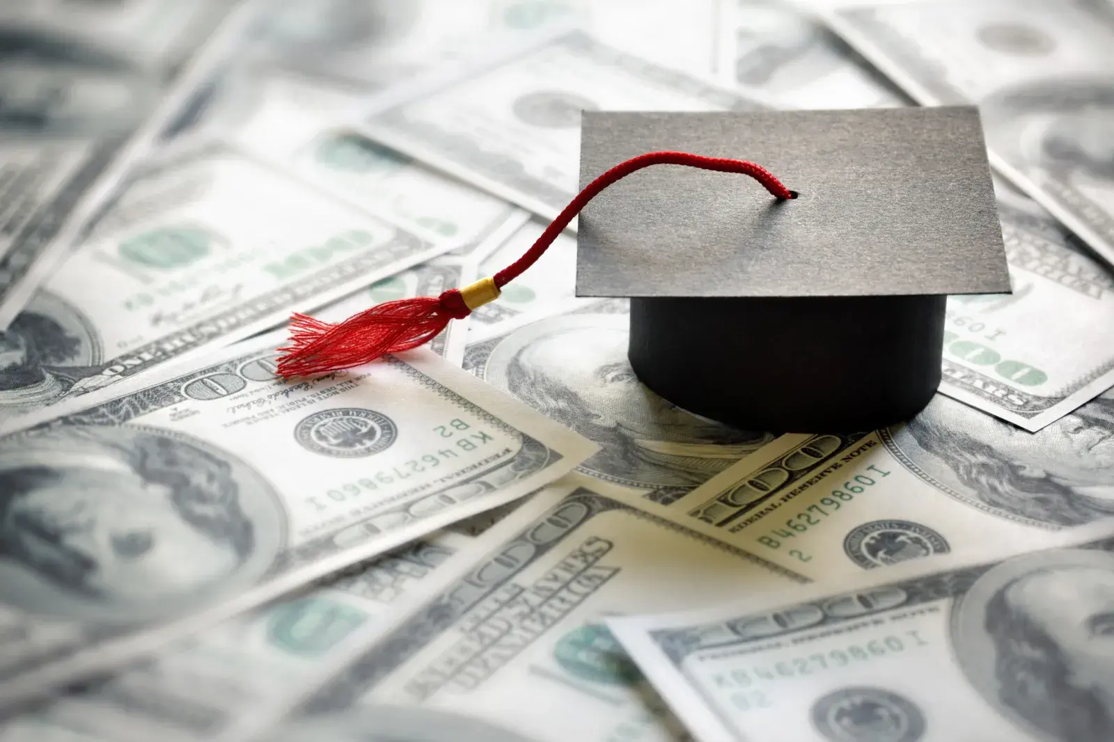 لماذا ترتفع ديون الطلاب الجامعيين في بريطانيا إلى 60 ألف باوند؟