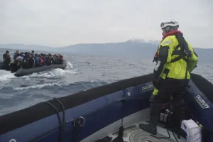 Refugees_crossing_the_Mediterranean_sea_on_a_boat,_heading_from_Turkish_coast_to_the_northeastern_Greek_island_of_Lesbos,_29_January_2016 (1)