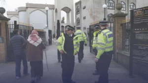 صدمة في أوساط المسلمين ببريطانيا بعد طعن إمام مسجد.. والشرطة تواصل التحقيقات
