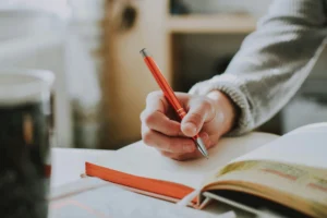 أكثر 10 لغات أجنبية انتشارًا في إنجلترا وويلز.. وموقع العربية بينها
