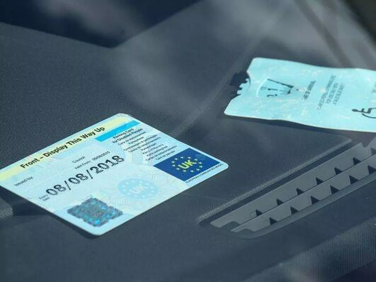 11 موقعًا يُحظر على سيارات حاملي الشارة الزرقاء (Blue Badge) في بريطانيا الاصطفاف فيها