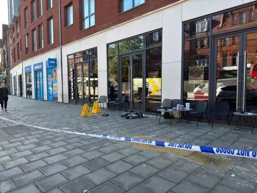 حادثة طعن مروعة أمام "ستاربكس" جنوب لندن والشرطة تطوق المنطقة