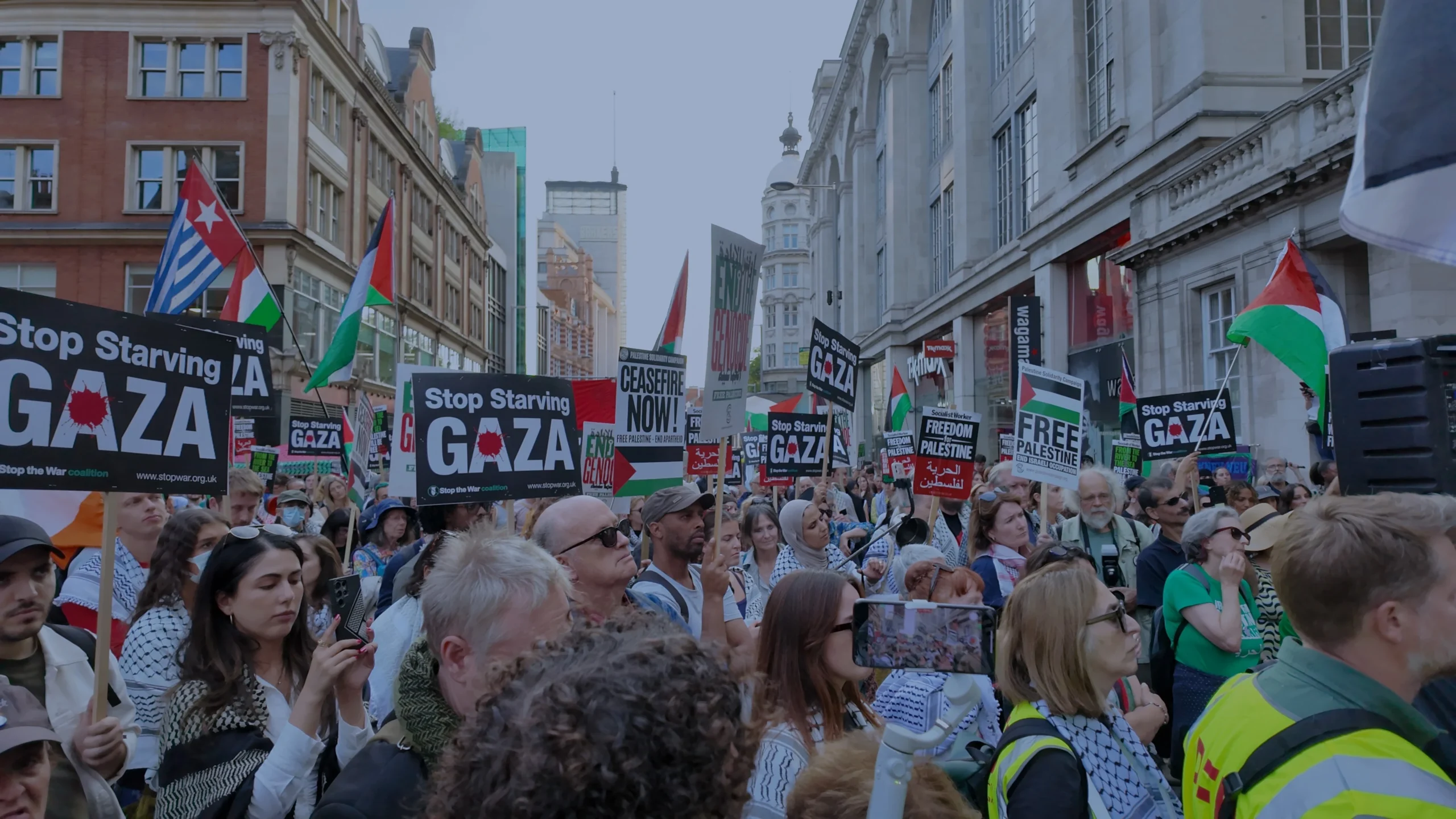 ستارمر يلوّح بتقييد هتافات المتظاهرين في احتجاجات فلسطين