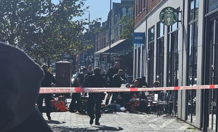 حادثة طعن مروعة أمام "ستاربكس" جنوب لندن والشرطة تطوق المنطقة
