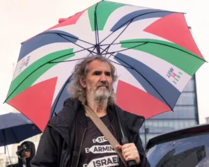 الجارديان: موجة تجميد حسابات بنكية تطال منظمات وأفراد مؤيدين لفلسطين في بريطانيا