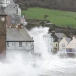 صفة كلوديا تصل بريطانيا وسط مخاوف من فيضانات واضطرابات في السفر