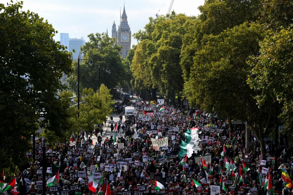 آلاف المتظاهرين في شوارع لندن دعمًا لفلسطين في الذكرى الثانية للحرب على غزة