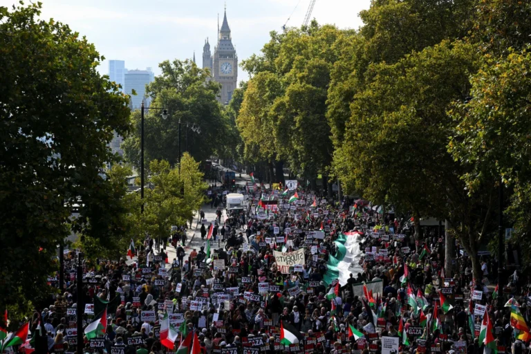 آلاف المتظاهرين في شوارع لندن دعمًا لفلسطين في الذكرى الثانية للحرب على غزة