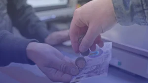 هل أصبح الدفع نقدًا آخر حيلة ضريبية “مقبولة” في بريطانيا؟