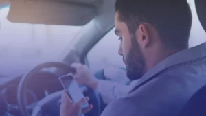 قوانين مشددة على استخدام الهاتف أثناء القيادة في بريطانيا 2025