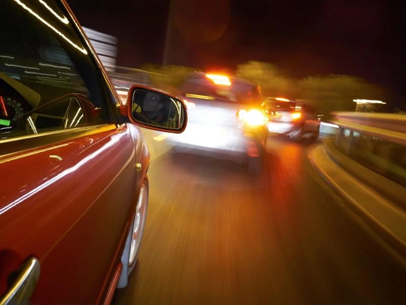 تحذير للسائقين في بريطانيا.. غرامة تصل إلى 5 آلاف باوند بسبب خطأ شائع تحت المطر