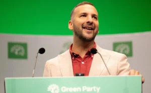 زاك بولانسكي يحقق تقدما قياسيا للخضر في العضوية واستطلاعات الرأي