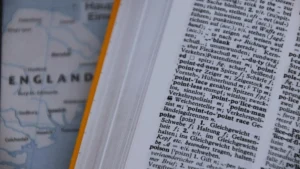 بريطانيا تشدد متطلبات اللغة الإنجليزية للهجرة والإقامة: ما الذي سيتغير في 2025–2026؟