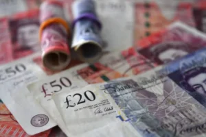 ريفز ترفض اتهامات تضليل الرأي العام قبل إعلان الميزانية