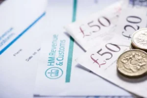 هيئة الضرائب البريطانية تعلّق إعانات آلاف العائلات بالخطأ