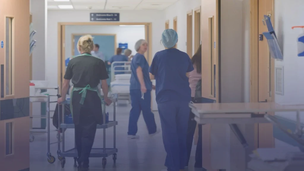 تسريح آلاف من موظفي القطاع الطبي NHS بعد اتفاق تمويلي جديد