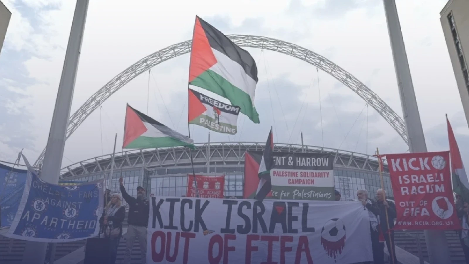 عريضة جماهيرية تطالب بحظر إسرائيل من كرة القدم في إنجلترا