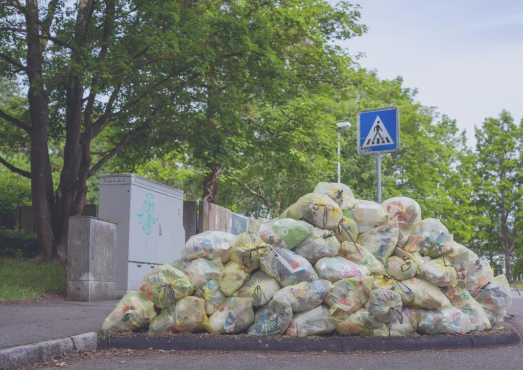 أزمة نفايات برمنغهام تتفاقم: إضراب جديد يهدد ببقاء القمامة في الشوارع حتى منتصف 2026