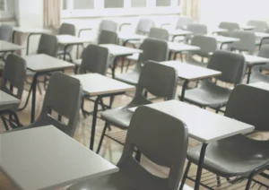 ستارمر يطالب فاراج بتفسير اتهامات عنصرية تعود لسنوات دراسته