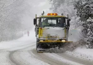 تحذير صحي عاجل في بريطانيا وإغلاقات للمدارس بسبب الطقس القارس