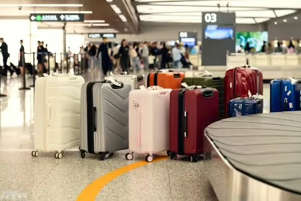 الخارجية البريطانية تُصدر إرشادات جديدة للمسافرين بشأن الأمتعة والرحلات الجوية