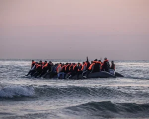 طلبات اللجوء في بريطانيا تسجل أعلى مستوى في تاريخها في 2025