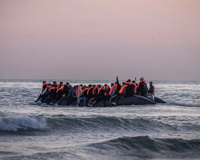 طلبات اللجوء في بريطانيا تسجل أعلى مستوى في تاريخها في 2025