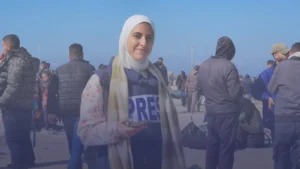 مراسلة الغارديان السابقة في غزة تفوز بجائزة الصحفية الشابة في بريطانيا لعام 2025