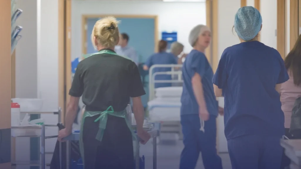 تقرير يكشف فشل NHS في خفض أوقات الانتظار رغم خطط التعافي