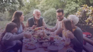 لماذا نشعر بالسعادة عندما نتناول الطعام معًا؟